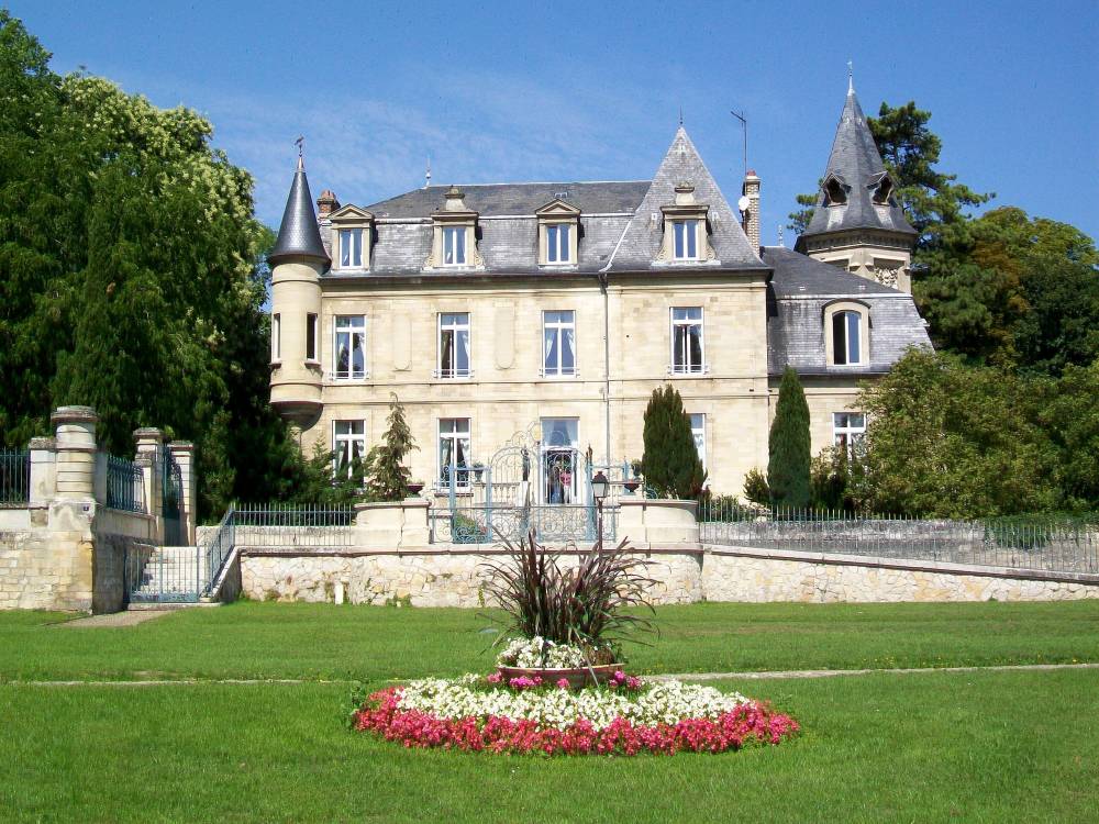 Précy-sur-Oise_(60),_le_château,_place_de_l'Église_(2)