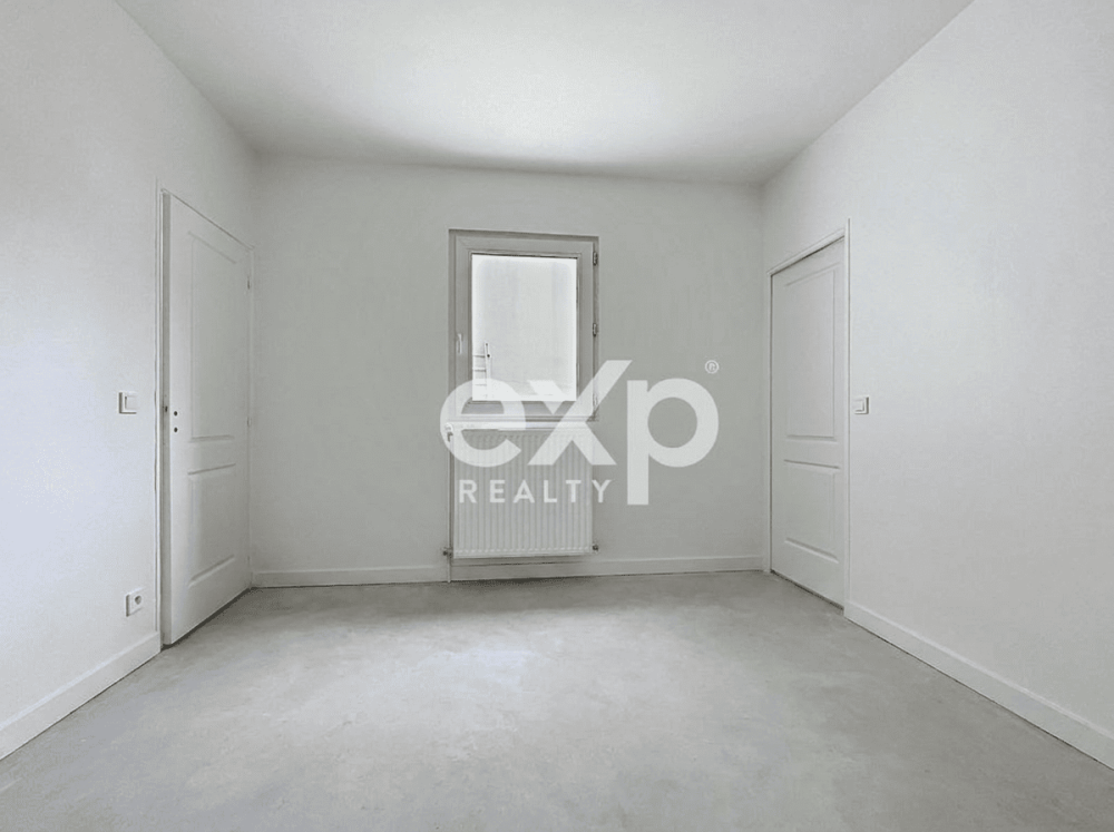 Professional_real-estate_photo_cleanup_edit_Remov-1778710768924