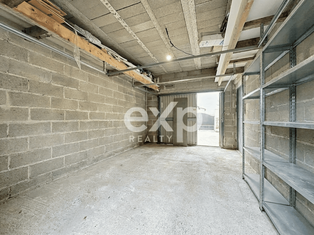 Professional_real-estate_photo_cleanup_edit_for_a_-1778710866228