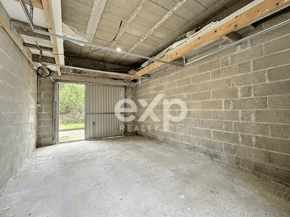 Professional_real-estate_photo_cleanup_edit_for_a_-1778710887233
